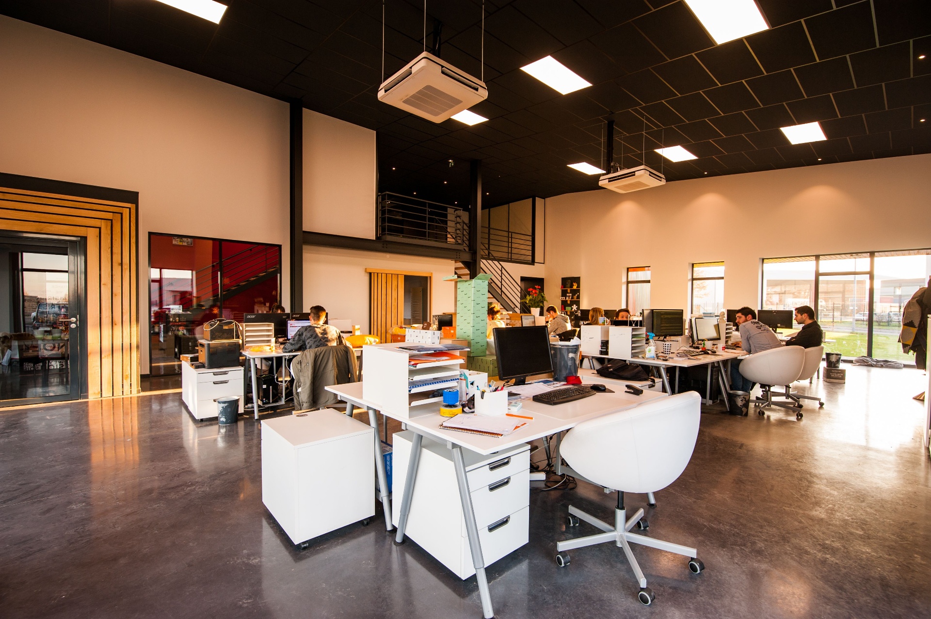 Mitarbeitende in einem modernen Büro